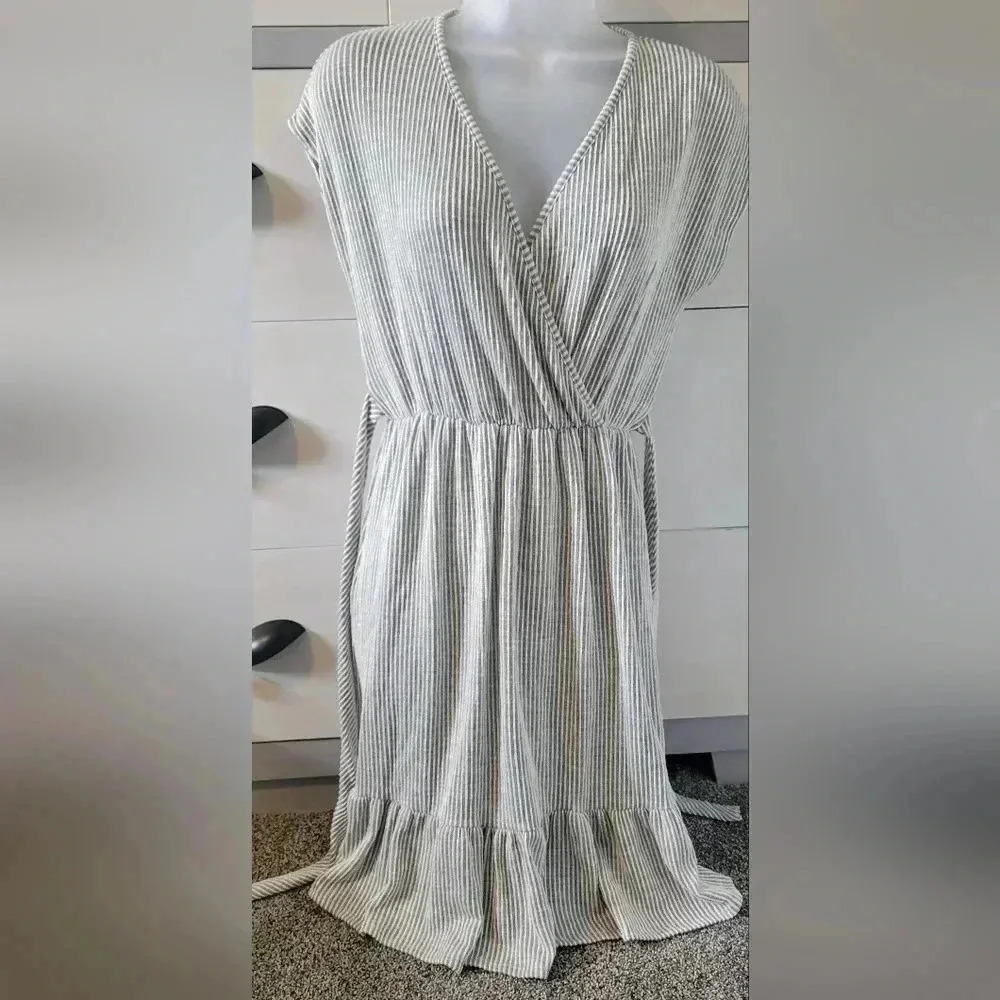 Caution to the Wind Brown White Seersucker Ruffle Faux Wrap V-Neck Dress size M - Picture 3 of 9